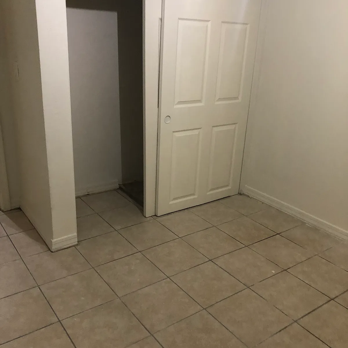 Building Photo - 10202 N 9th Ave #5