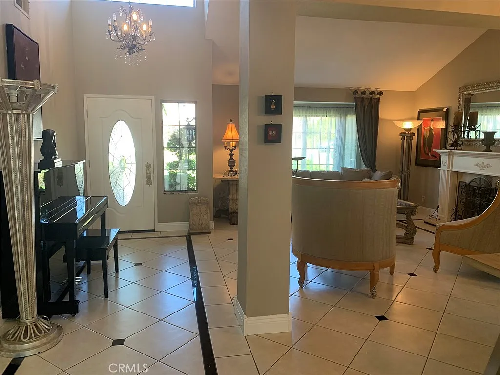 3 bed, 1701 sqft, $5,900 — Photo 3