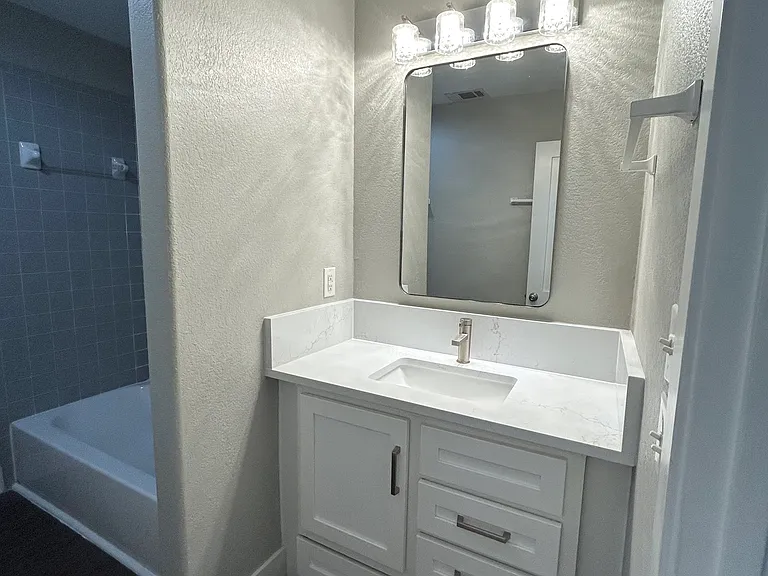 1008 N Bishop St — Photo 13