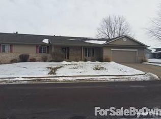 1900 Tharp St, Pekin, IL 61554