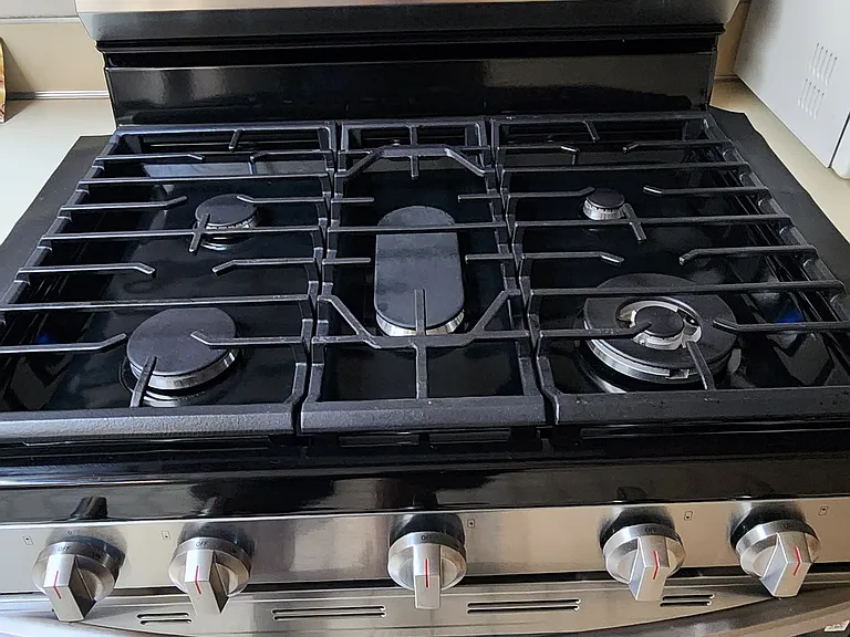 Gas Stove, Range, with Center Burner and Oven has Convection or Air Fryer mode.