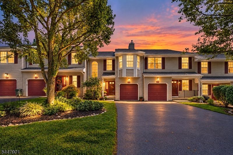 1st image of 18 Pinehurst Dr