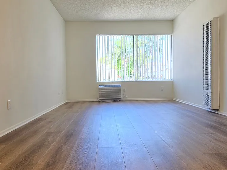 120 - 801 E Palmer Ave — Photo 26
