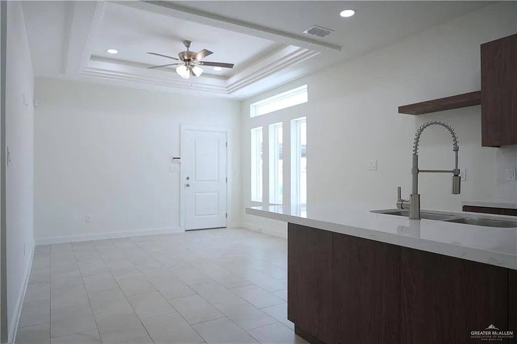 2 bed, 2.0 bath, 902 sqft, $1,250 — Photo 3