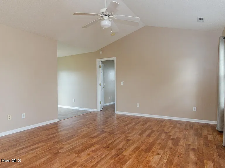 2716 Valor Dr — Photo 4