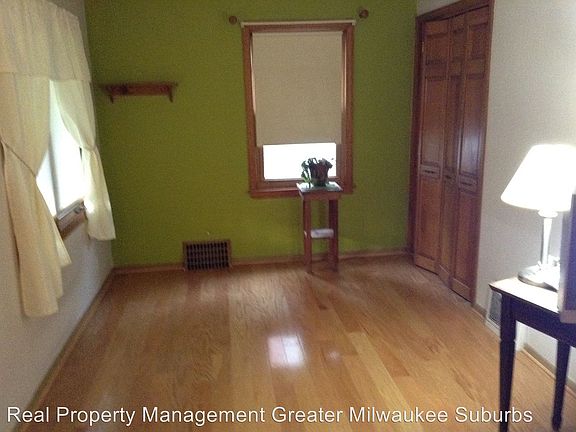 5th image of 910 S 77th St