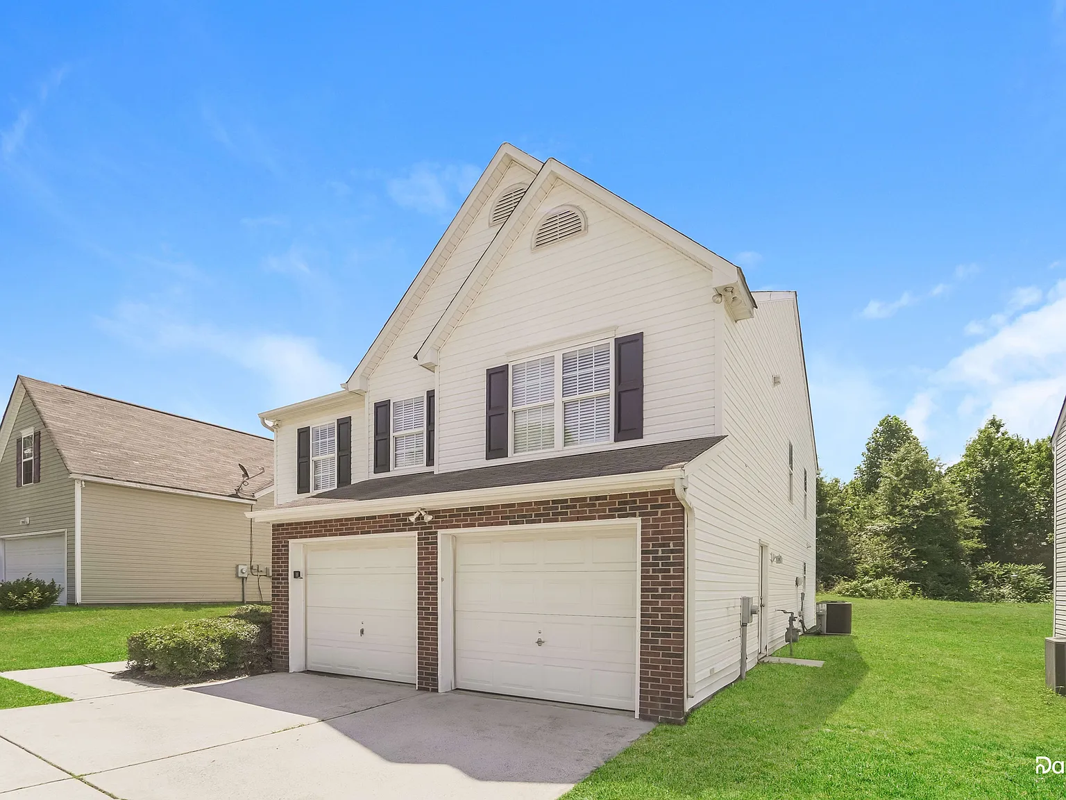 3 bed, 2.5 bath, 2299 sqft, $2,055 — Photo 3