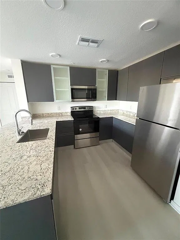 2 bed, 2.0 bath, 1023 sqft, $2,162 — Photo 2