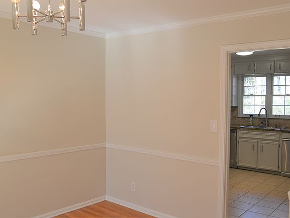 5th image of 410 Barkshire Ln