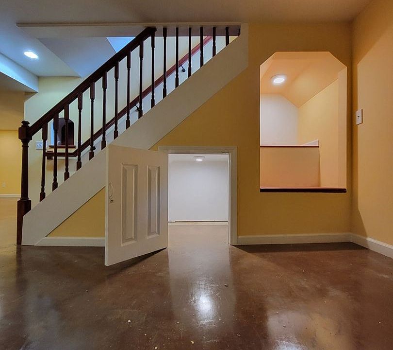 1st image of 8979 Lindenhurst Dr