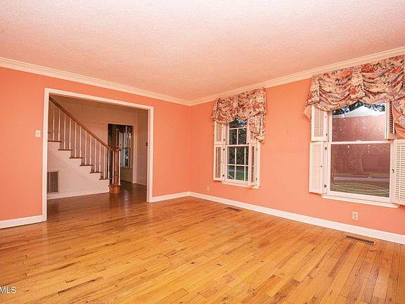 3rd image of 708 E Fox Den Dr