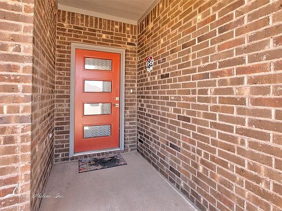 2nd image of 3009 Oakley St