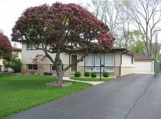 33 James Ct, Glenview, IL 60025