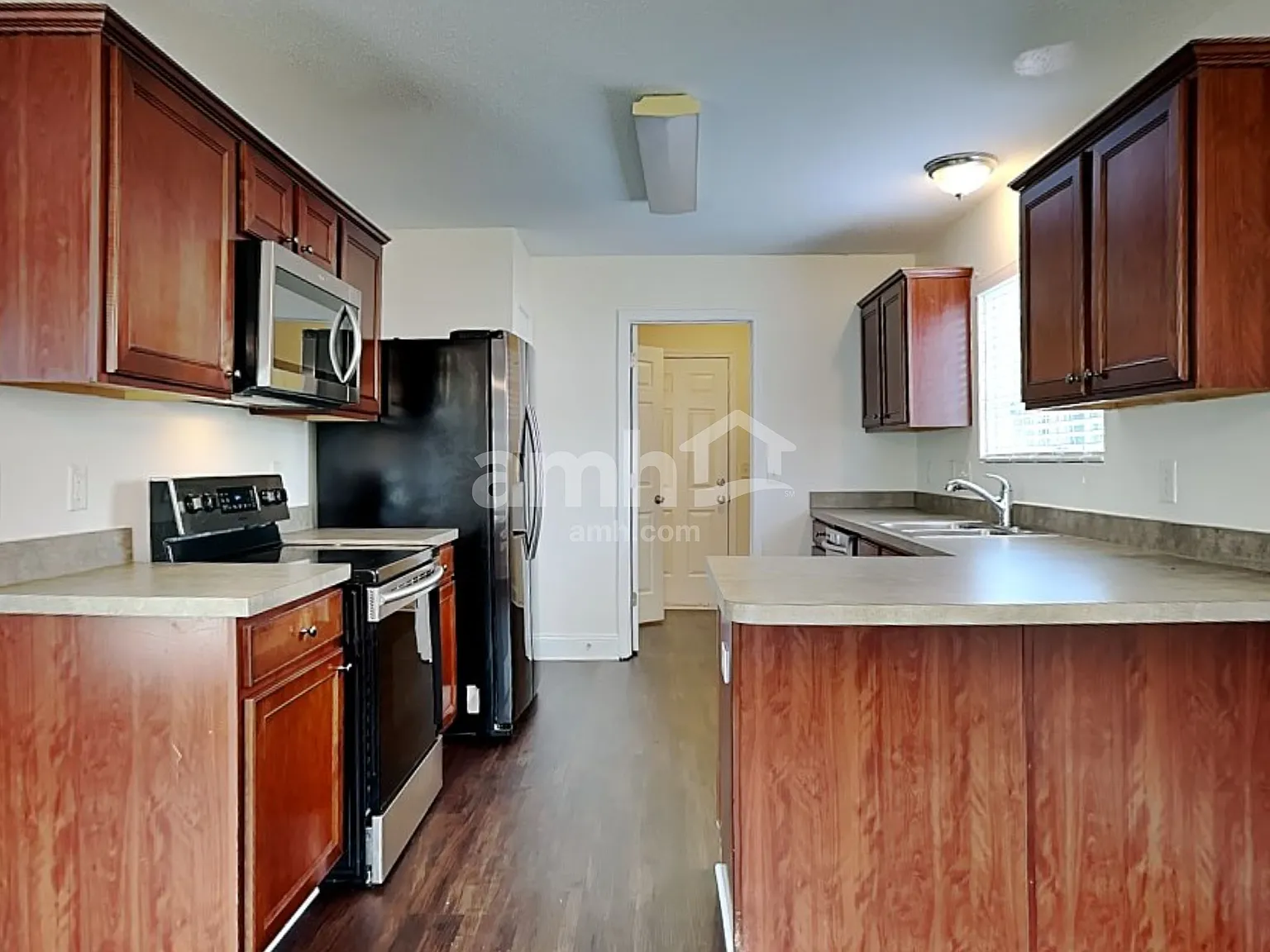 3 bed, 2.5 bath, 1629 sqft, $2,045 — Photo 3