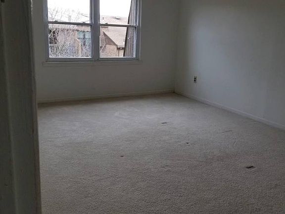 5th image of 523 Sharon Ct