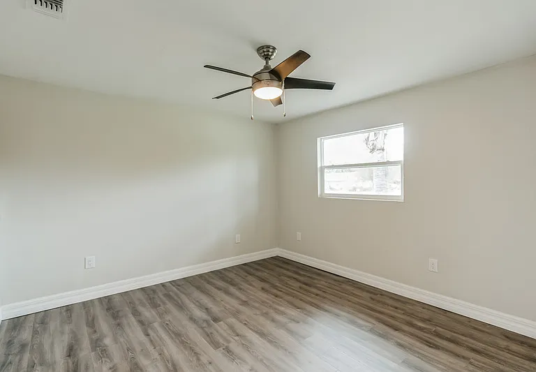 224 Singleton Ave — Photo 8