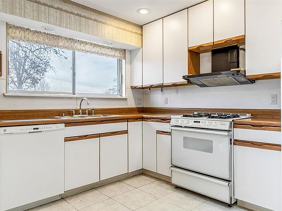 3rd image of 3216 Yorkchester Dr
