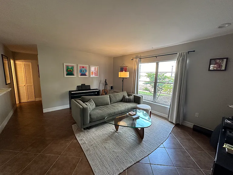 132 W America St #25 — Photo 3