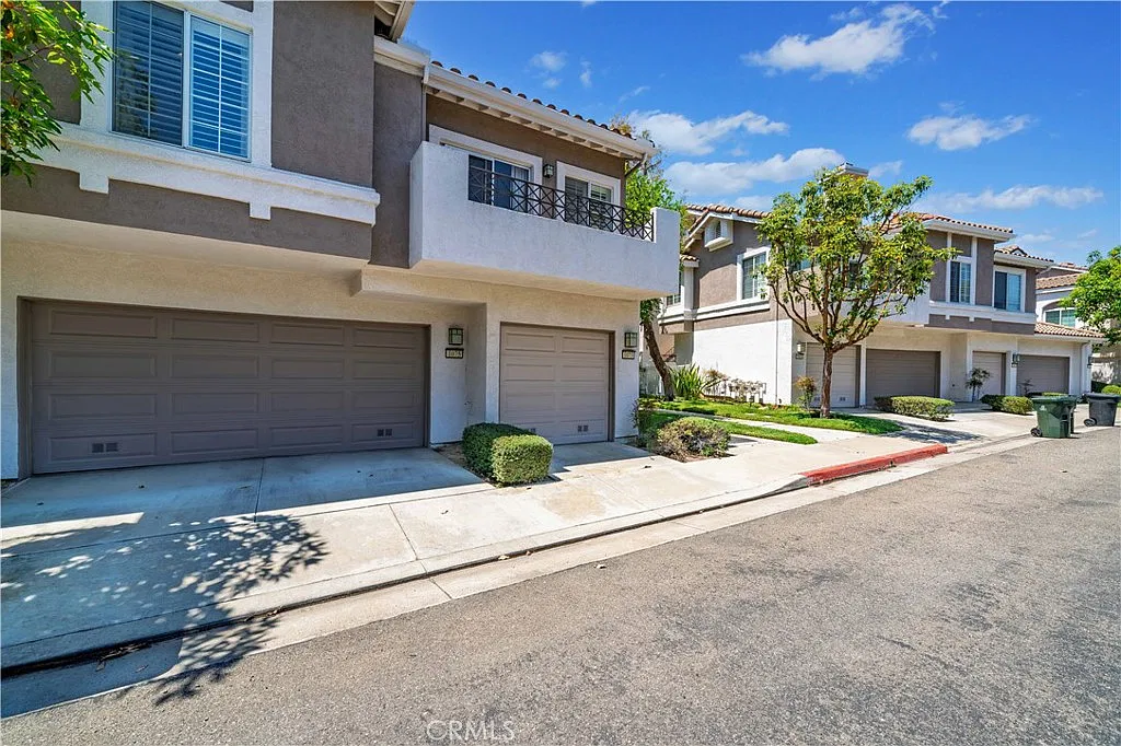 2 bed, 971 sqft, $3,695 — Photo 3