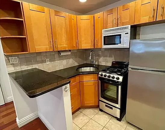 4th image of 315 W 75th St APT Bf