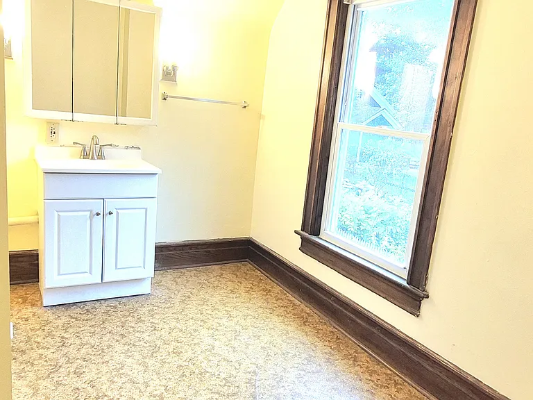 408 N Madison St — Photo 2