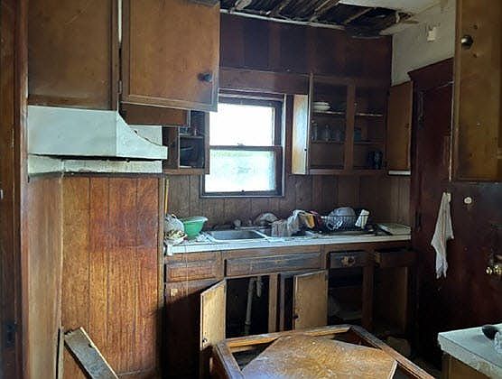 3rd image of 12901 Woodside Ave