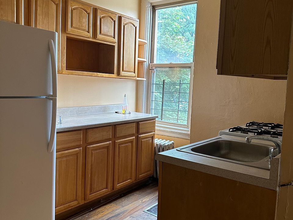 1st image of 80 Gramatan Ave #10