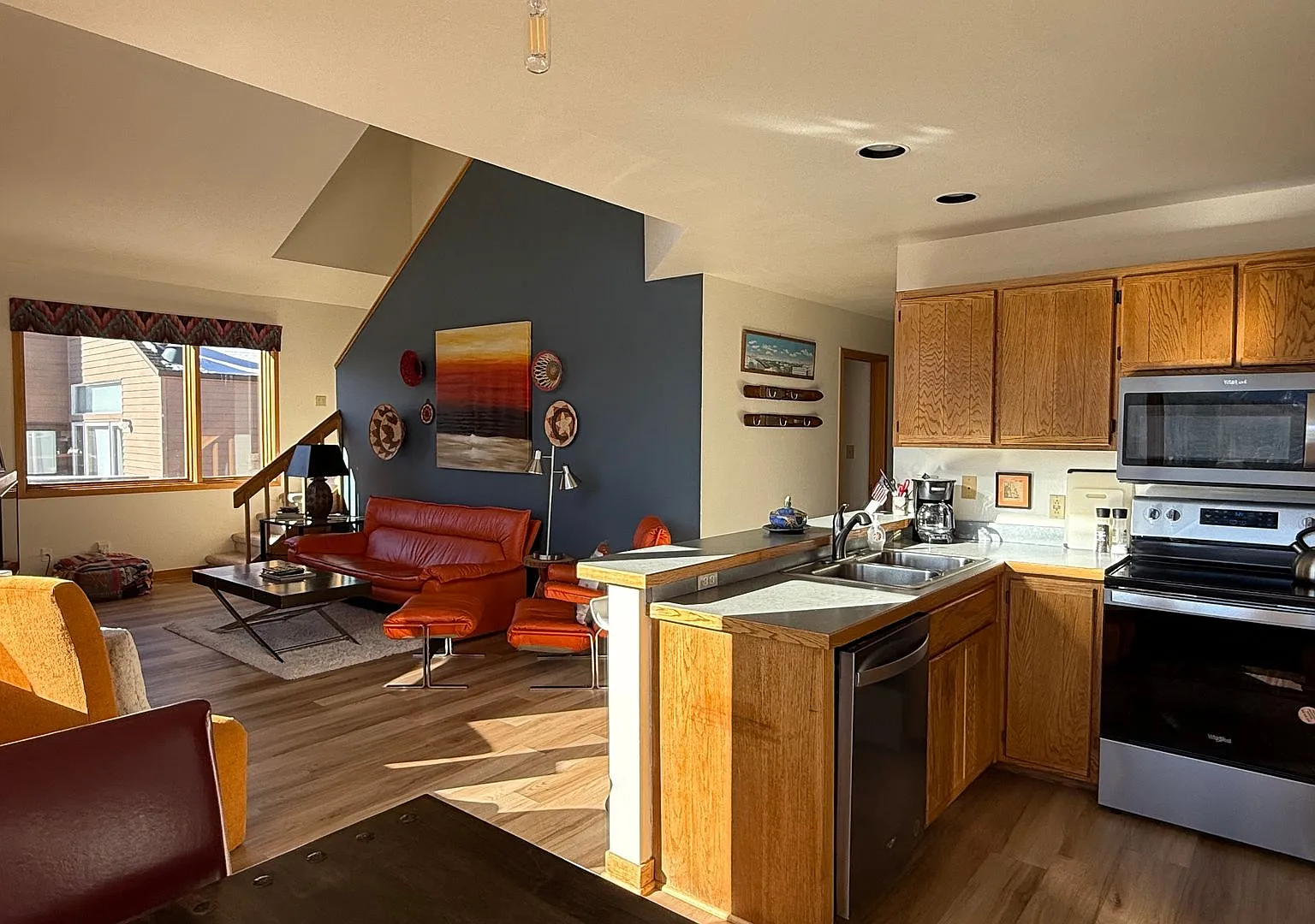 Light Bright 2 BDR plus Loft 3BATH — Photo 2