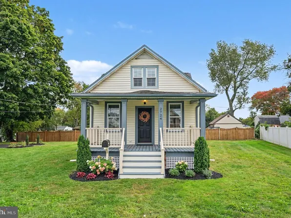 2724 New Falls Rd, Levittown, PA 19056