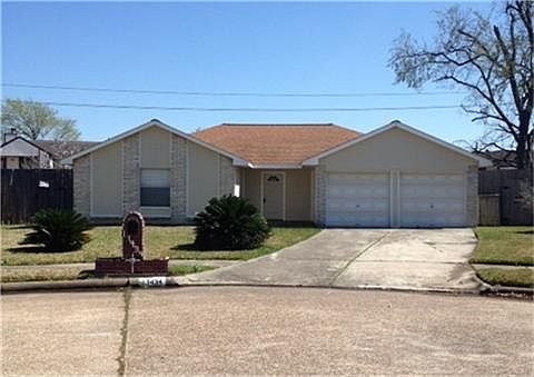 Front of home.  Lot is to the left with it's own private drive and driveway gate.