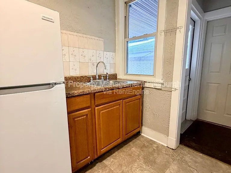2351 Brownsville Rd — Photo 8