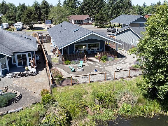 4th image of 756 Island Circle SE