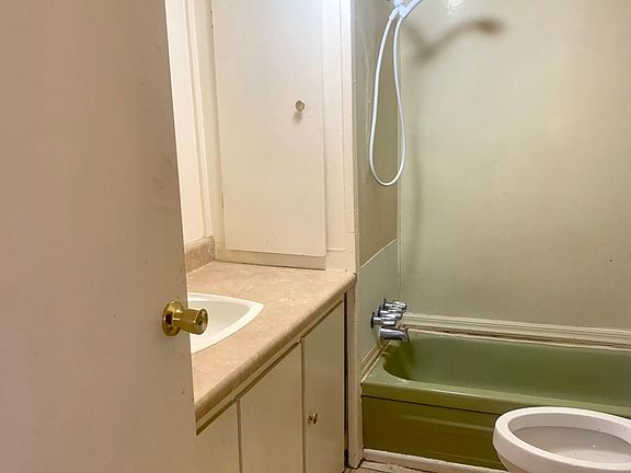 5th image of 3315 E Main St #4