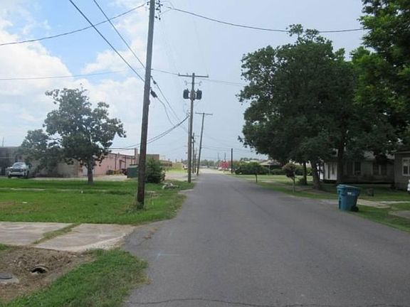 Exterior Neighborhood (street photo)