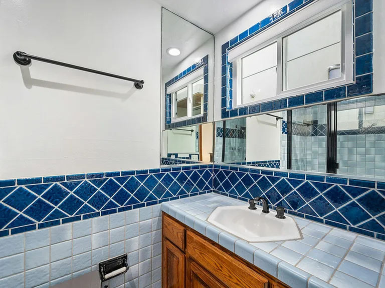 208 Marine Ave — Photo 21
