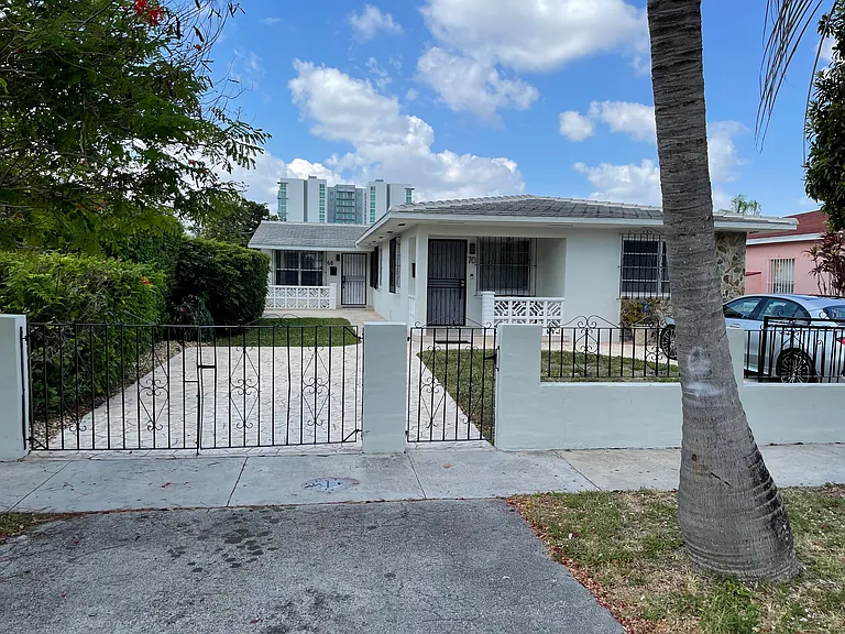 6890 NW 35th Ave — Photo 1