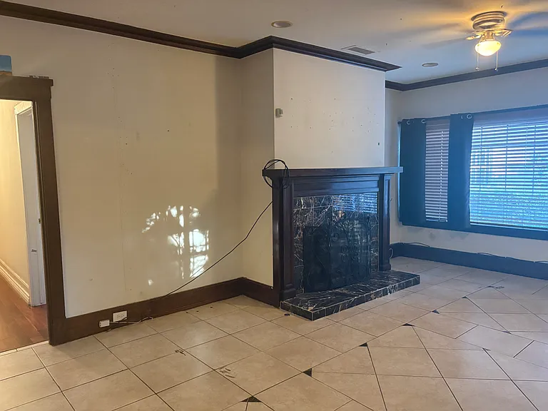 2320 S La Salle Ave — Photo 3