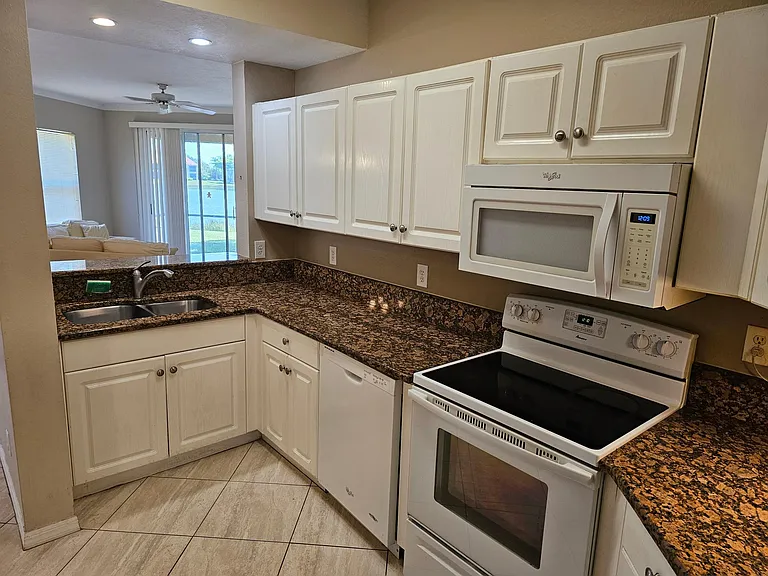 6560 Huntington Lakes Cir #101 — Photo 36