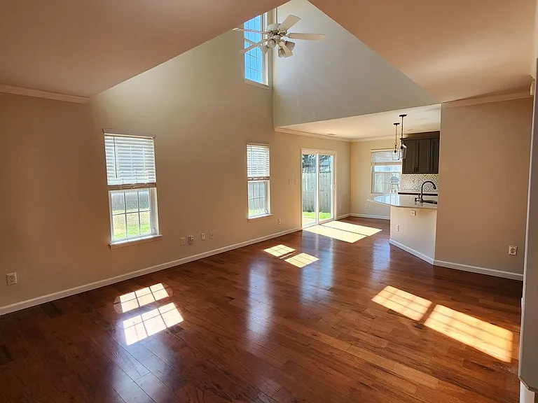 2826 Bombay Dr — Photo 5