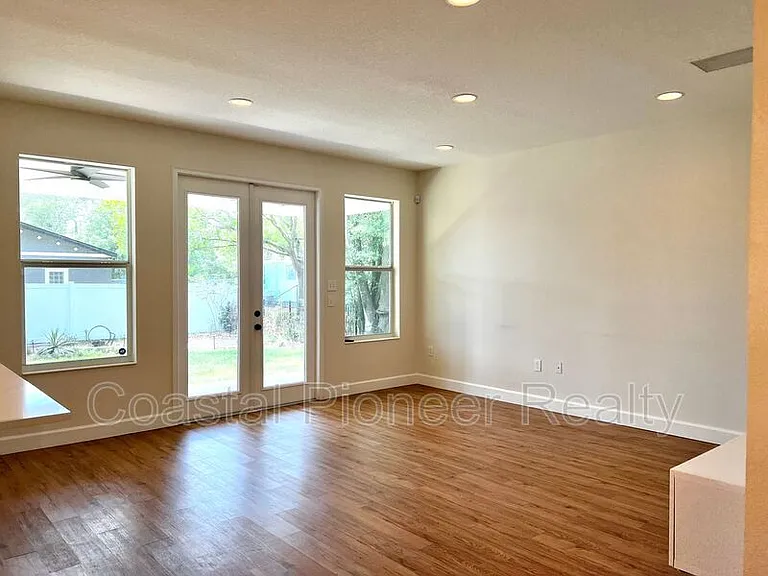 1738 W Spruce St — Photo 10
