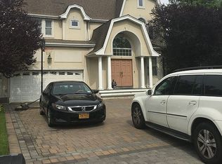 9 Laurel Ln, Old Westbury, NY 11568