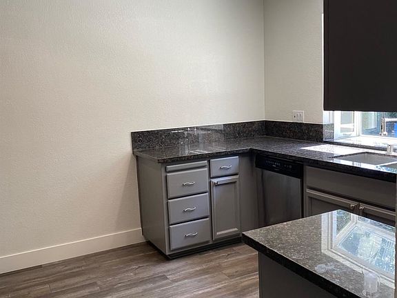 4th image of 191 Saginaw Cir