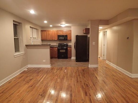 3rd image of 4938 S King Dr #Garden