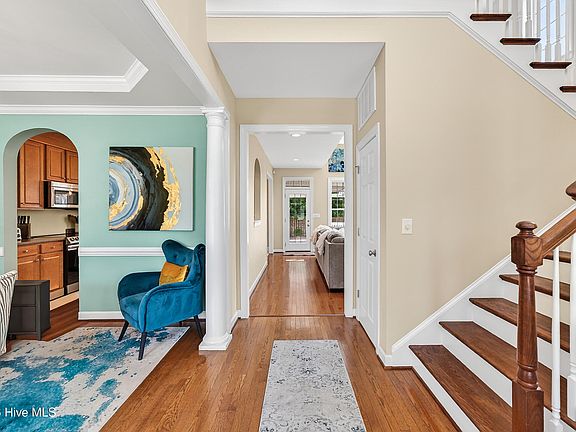 5th image of 220 Iverleigh Lane