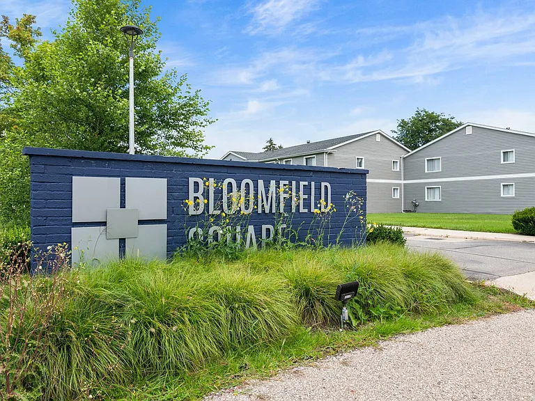 Bloomfield Square Apartments - Auburn Hills, MI — Photo 33
