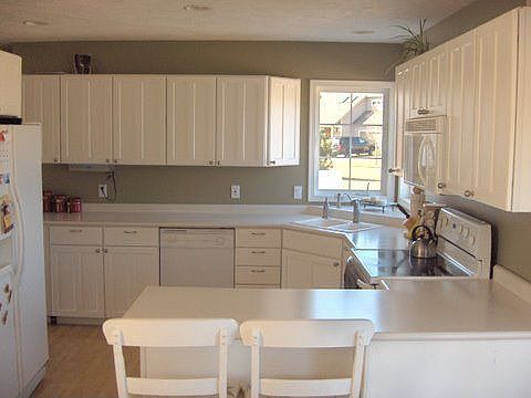 Kitchen with snack bar