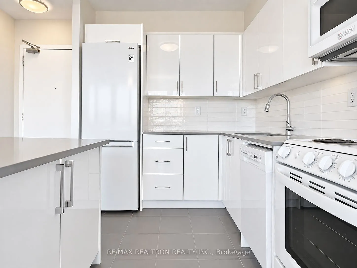 1 bed, $2,595 — Photo 4
