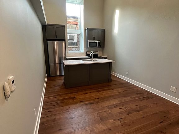 3rd image of 810 Plum St #402