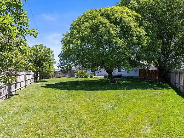 3907 N Abbott St — Photo 17