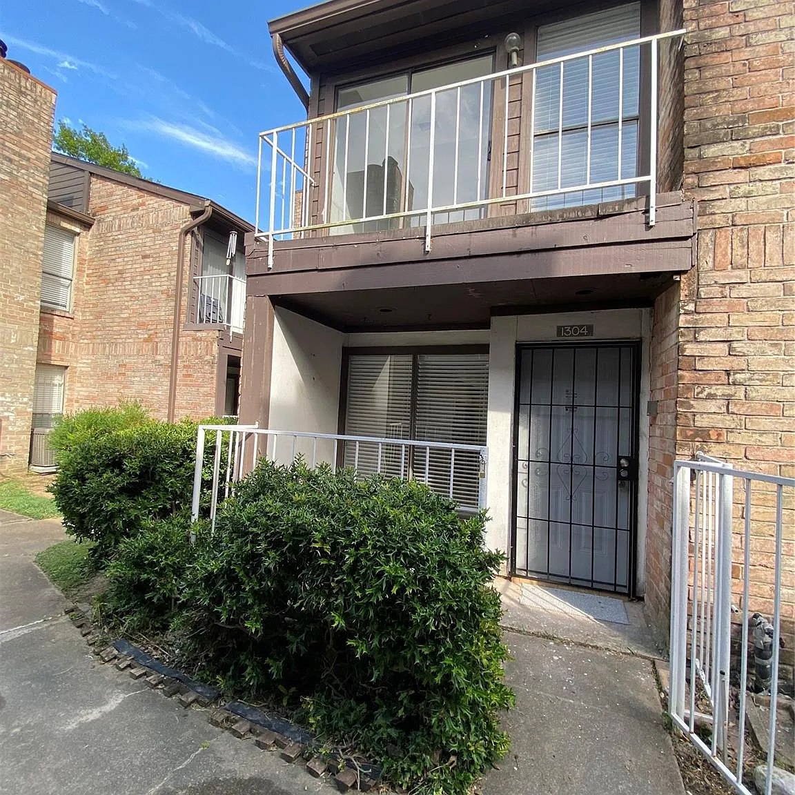 1 bed, 1.5 bath, 1029 sqft, $1,200 — Photo 1